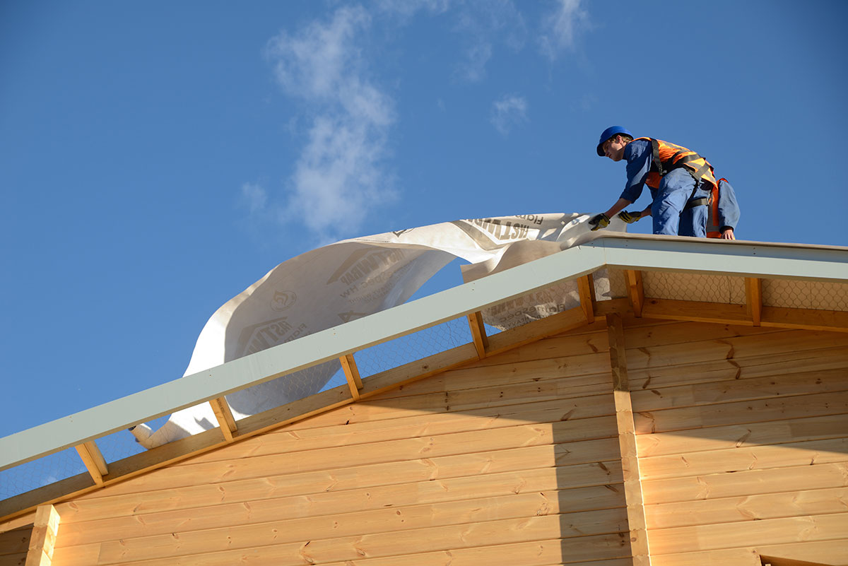 Persona arreglando un tejado