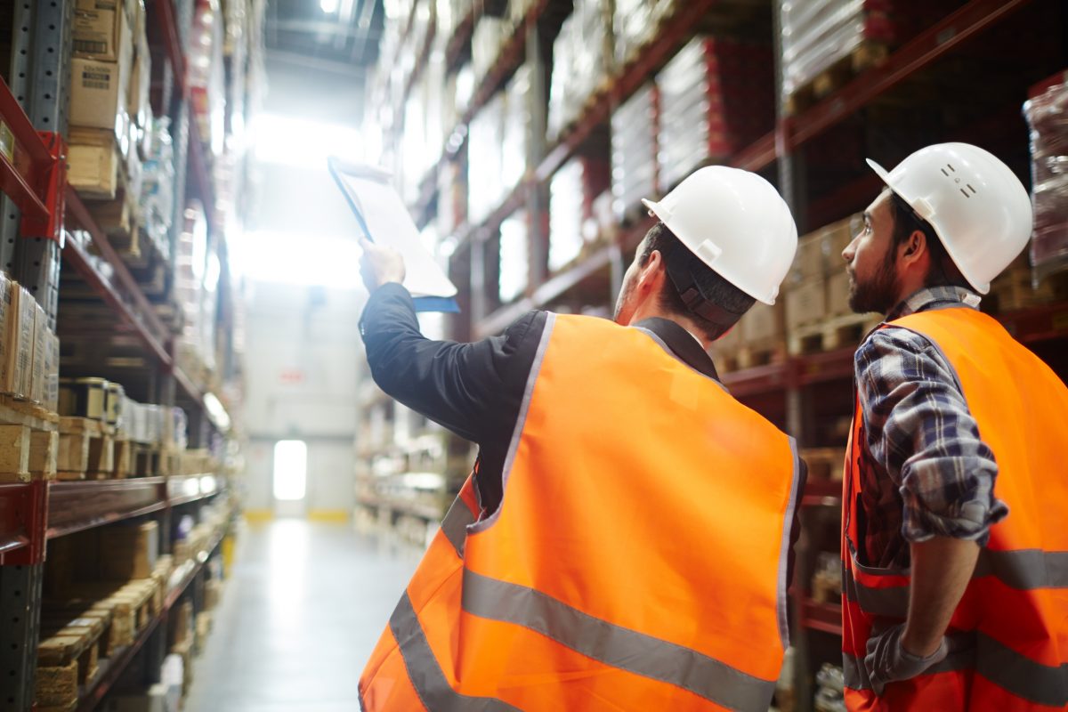 trabajadores del almacén con ppe de seguridad