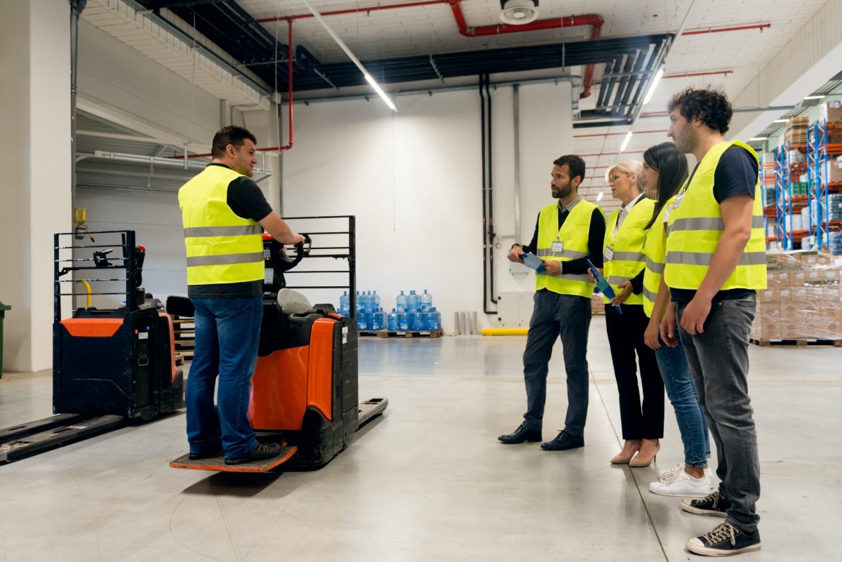 formación en seguridad de carretillas elevadoras en un almacén