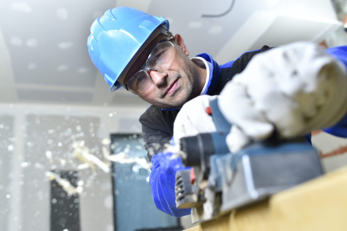 el trabajador de la construcción elige un EPI para los ojos