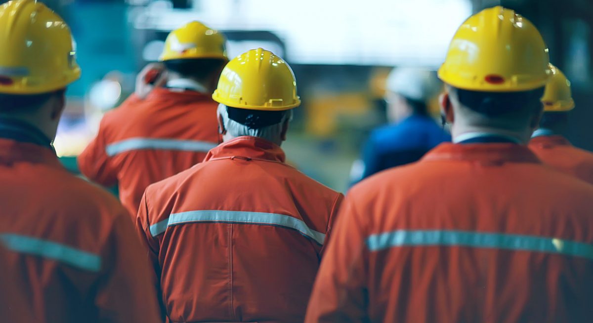 trabajadores que asisten a una reunión de seguridad en la construcción