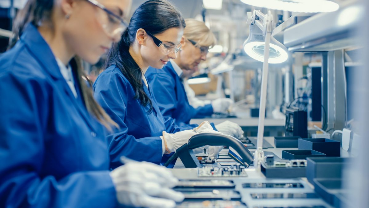 mujeres que trabajan en un laboratorio