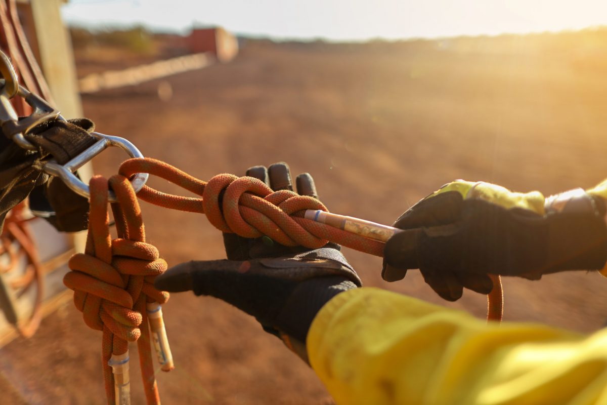 Un Hombre Con Guantes De Trabajo Aislado, Equipo De Protección