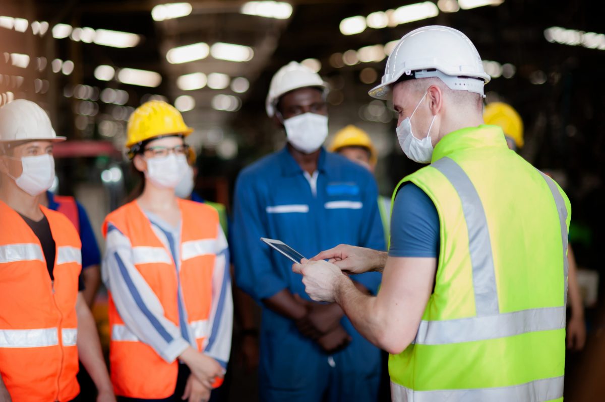 The Manager Or Leader Team Is Assignmenting A Job For Team Of Technicians, Supervisor, Foreman And Engineers In The Morning Meeting Before Work In Which Everyone Wear Masks To Prevent The Coronavirus