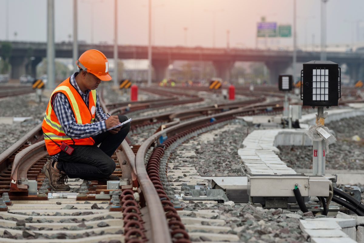 Ingeniero inspeccionando el ferrocarril en busca de riesgos eléctricos